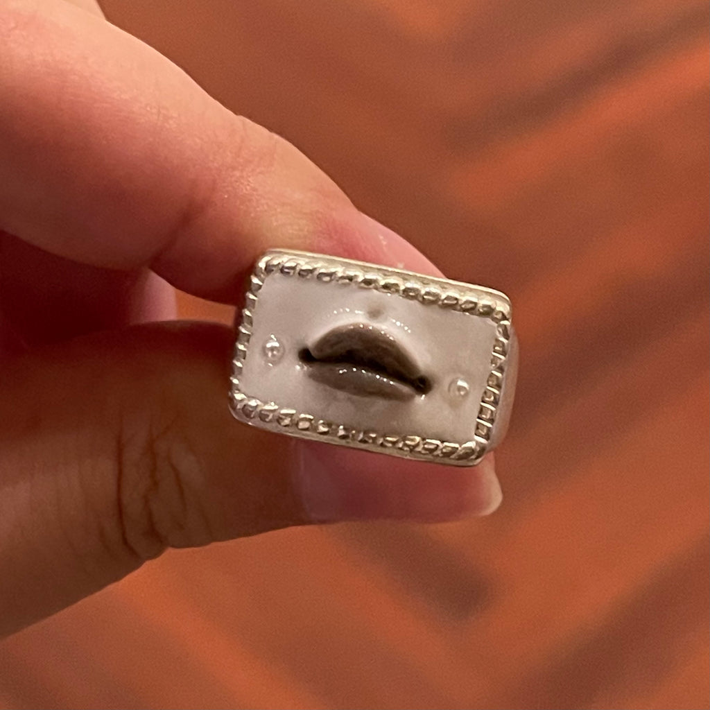 Gray Lips Ring