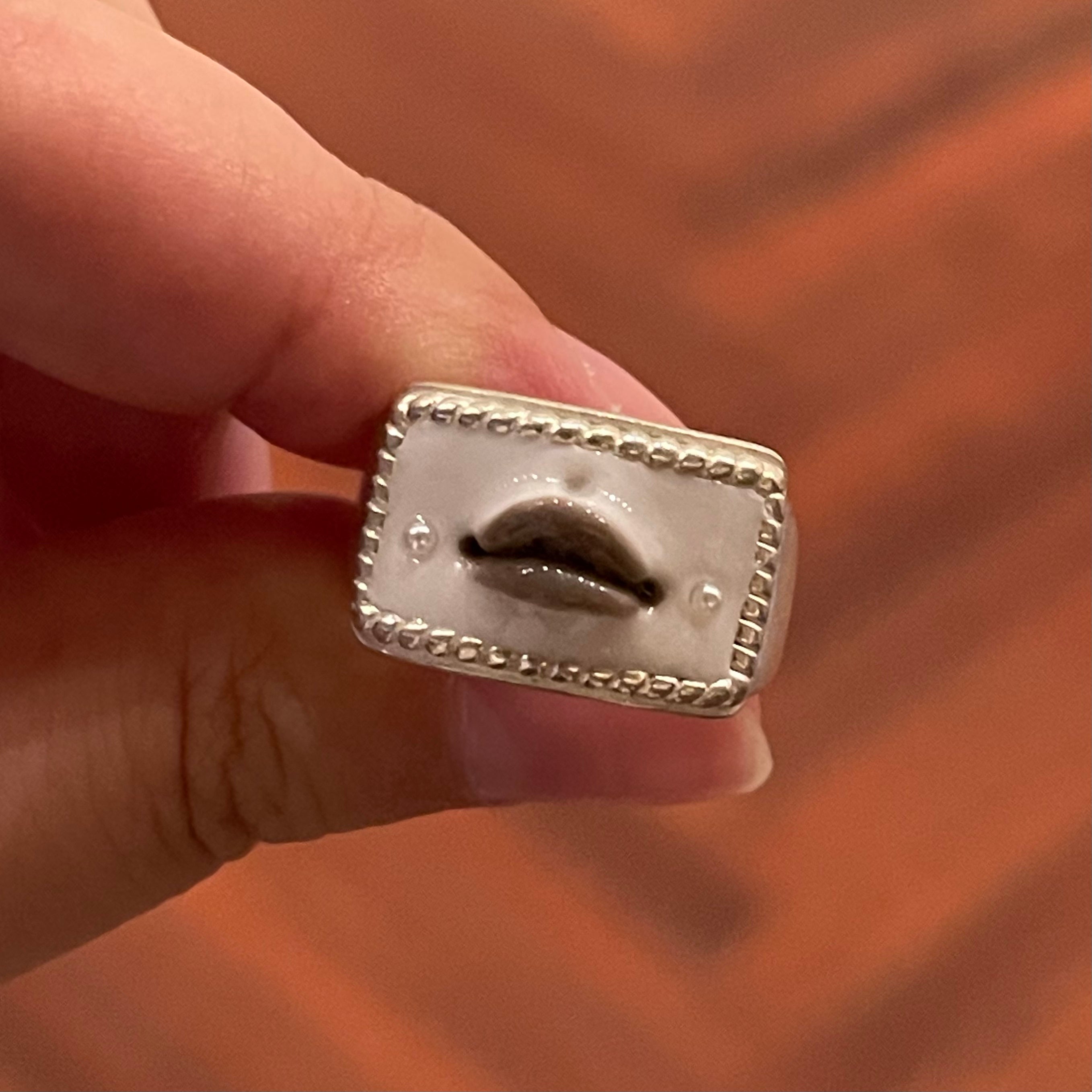 Gray Lips Ring